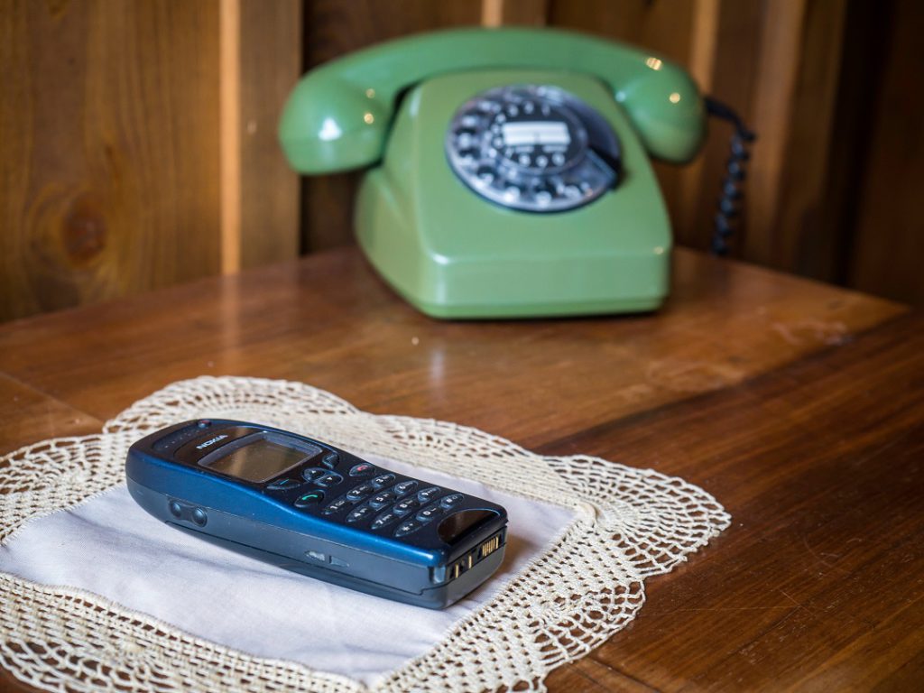 staré telefony na komodě mobilní tarif