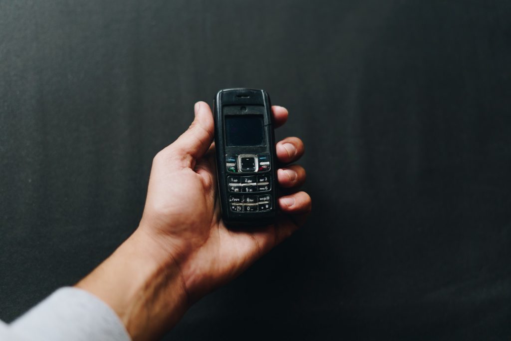 starý mobil v ruce mobilní tarif