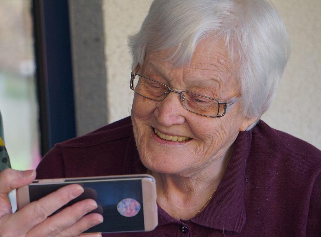 bezpečnost na internetu starší dáma s mobilem