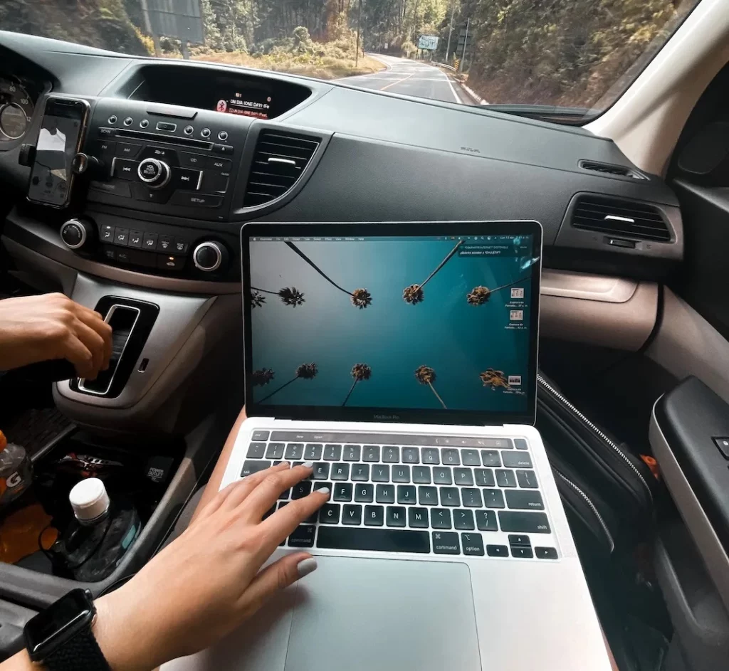notebook v chytrém autě